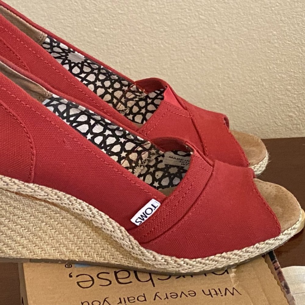 Toms Wedge, Red Canvas, size 7.5